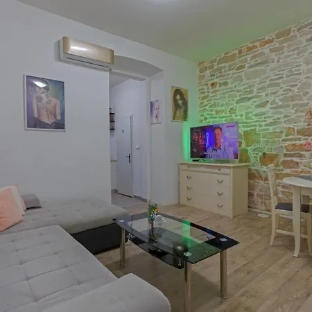Rich Apartment Pula